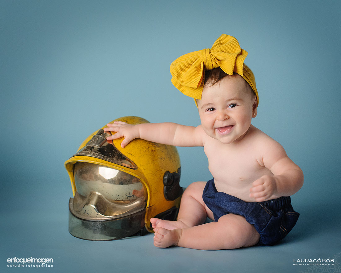 Niña con casco de bombero, fotografía infantil