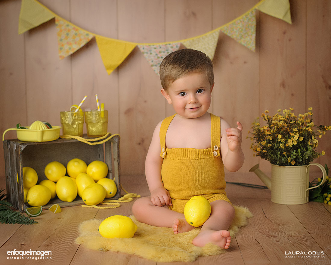 Niño jugando con refrescante limonada