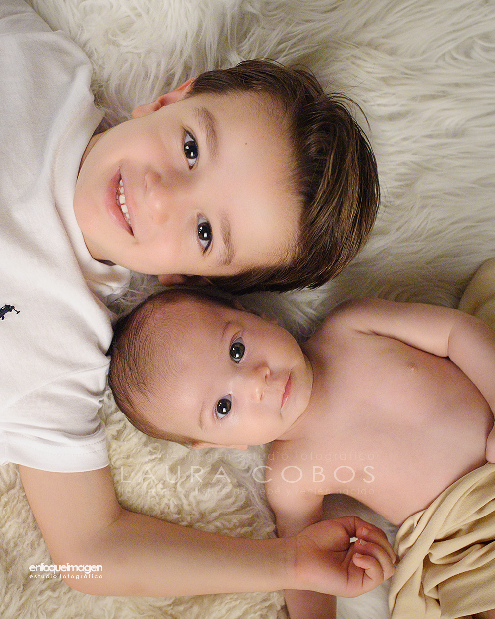 bebé, infantil, fotografía familia, fotografía hermanos, reportaje fotográfico de bebés, fotógrafos Málaga