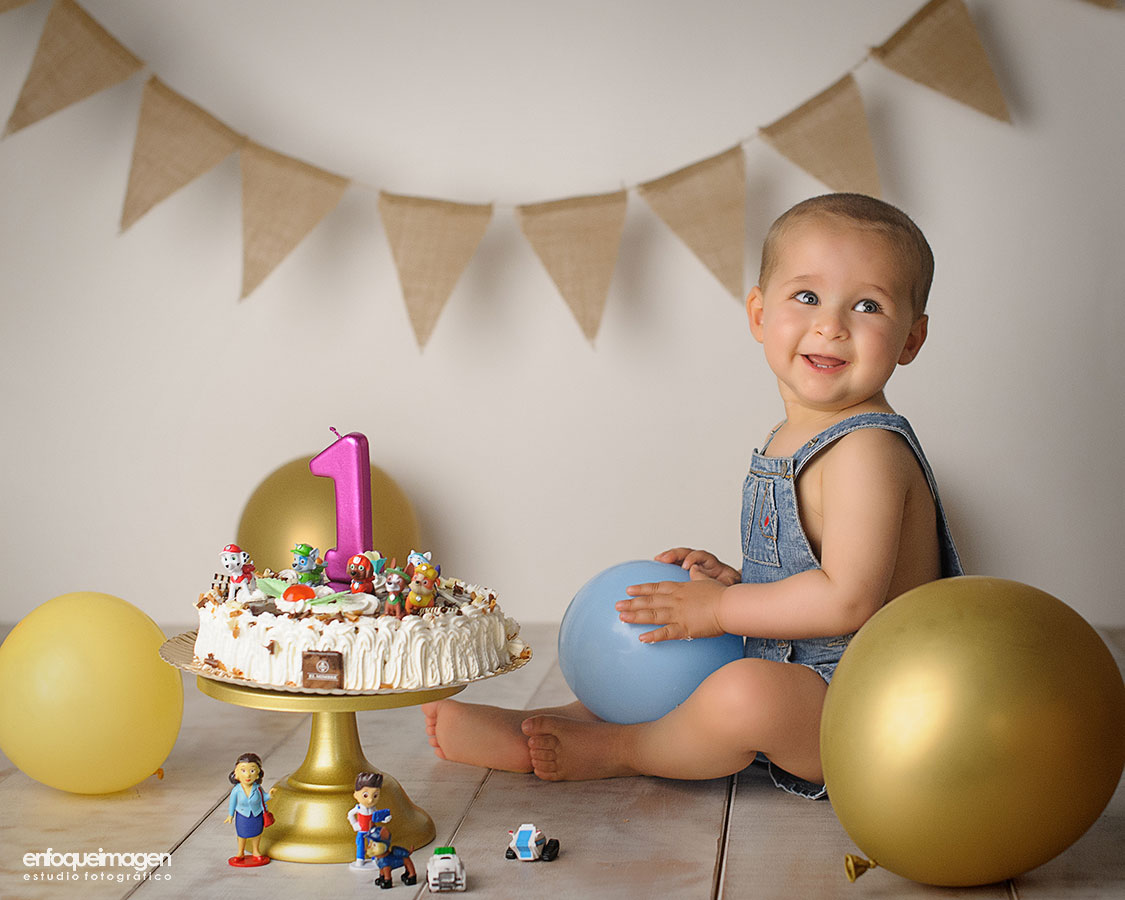 fotografía cumpleaños, tarta cumpleaños, smash cake, fotografía artística, fotografía infantil, estudio fotográfico Málaga